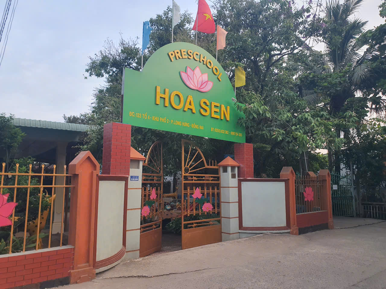Cổng trường và khuôn viên xanh tại Hoa Sen Preschool
